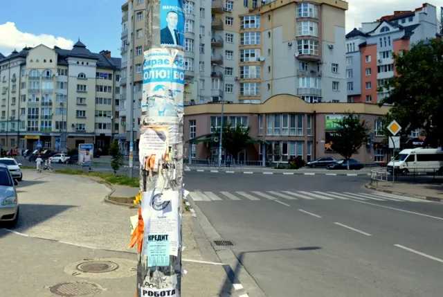 Франківськ заповнений незаконною рекламою. Штрафи в 340-1700 грн. нікого не лякають — фото 4