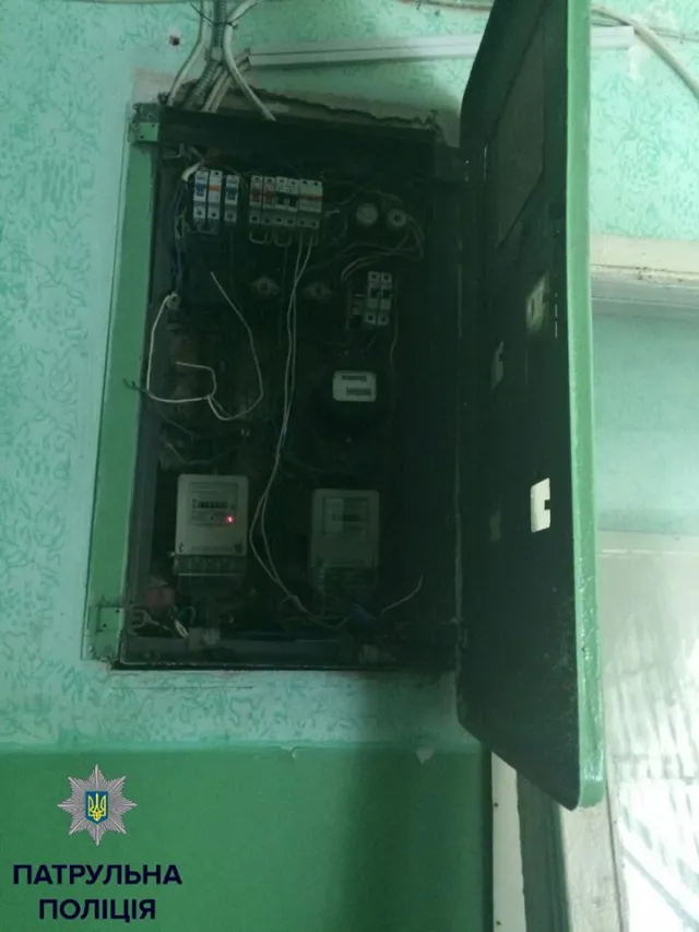 В подъезде на Коновальца жители поймали "на горячем" мужчину, который воровал счетчики — фото 1