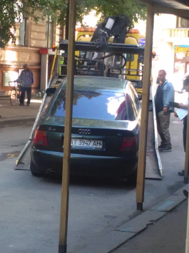 Франківські копи евакуювали нічийну автівку — фото 1