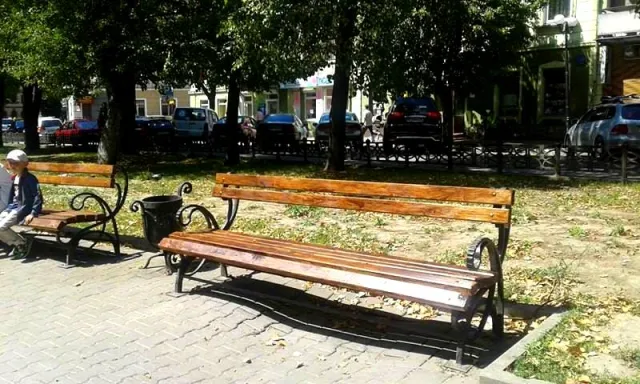 Комунальники взялись за відновлення пошкоджених лавок у середмісті Івано-Франківська — фото 1