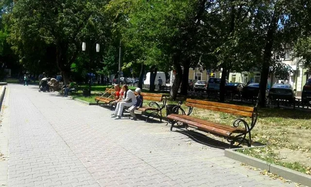Комунальники взялись за відновлення пошкоджених лавок у середмісті Івано-Франківська — фото 2