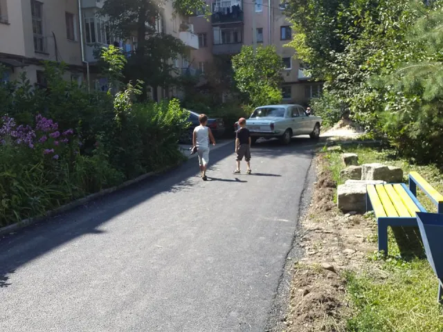 У Івано-Франківську на вулиці Бельведерській завершили асфальтування двору — фото 1