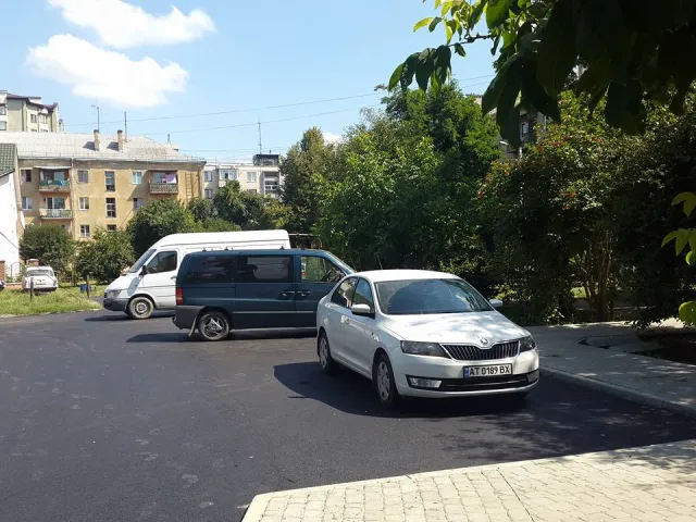 У Івано-Франківську на вулиці Бельведерській завершили асфальтування двору — фото 2