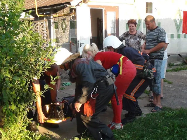 На Прикарпатті жінка впала в дев’ятиметровий колодязь — фото 3