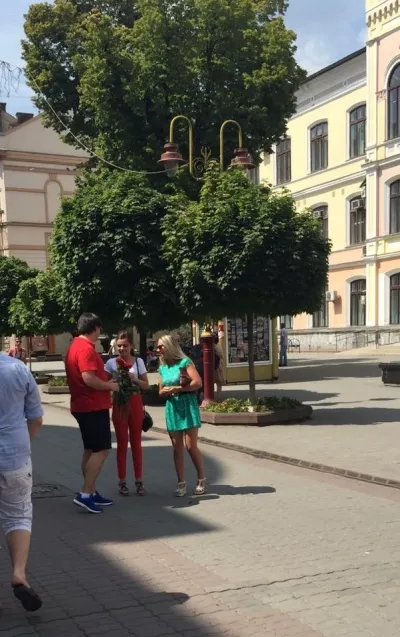 В Івано-Франківську на "стометрівці" хлопець влаштував романтичне свято для коханої дівчини — фото 1