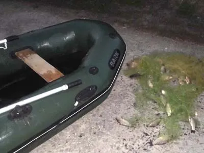 На Бурштынском водохранилище держрибинспекторамы задержано двух браконьеров, которые ловили рыбу сеткой — фото 3