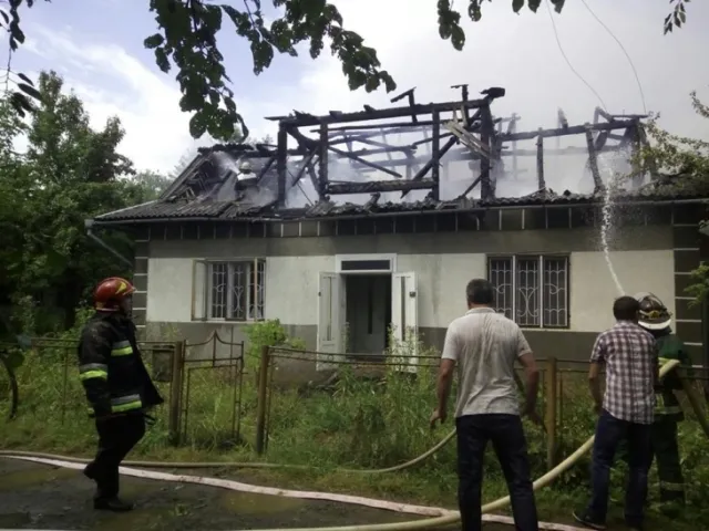 На Прикарпатті від удару блискавки загорівся будинок — фото 2