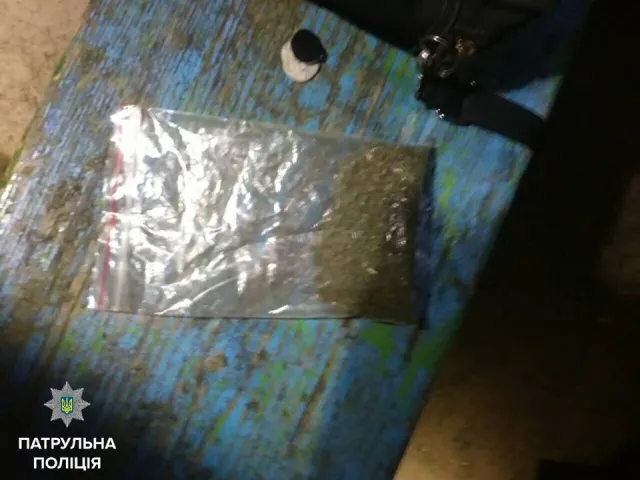 Франковские патрульные задержали юношу с наркотиками, который заявлял, что то «крапива для бабушки» — фото 1