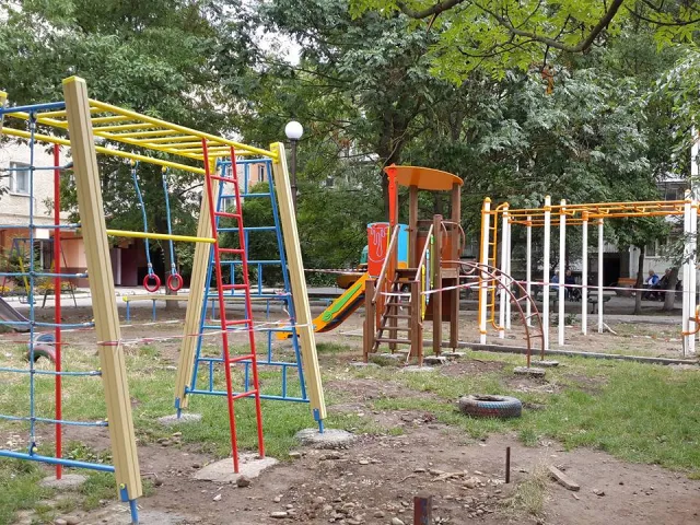 У Івано-Франківську на вулиці Довженка завершується облаштування сучасного дитячого майданчика — фото 1