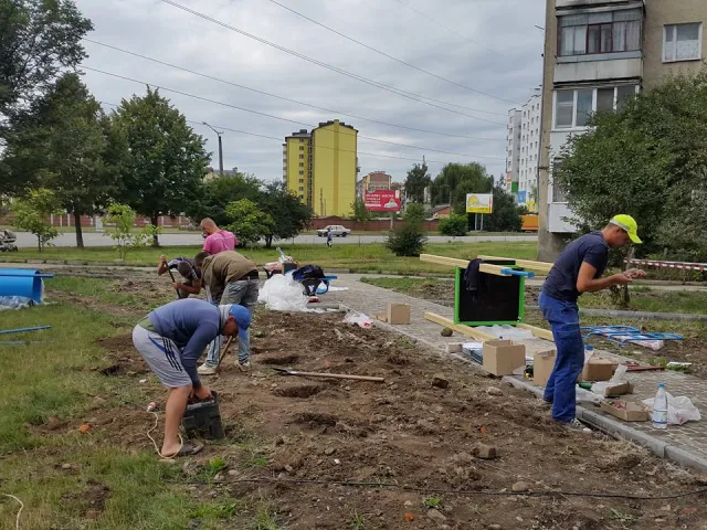 У Івано-Франківську на вулиці Довженка завершується облаштування сучасного дитячого майданчика — фото 3