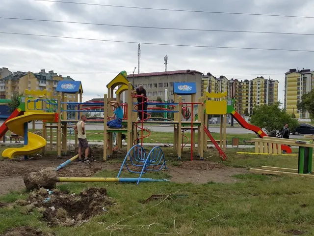 У Івано-Франківську на вулиці Довженка завершується облаштування сучасного дитячого майданчика — фото 4
