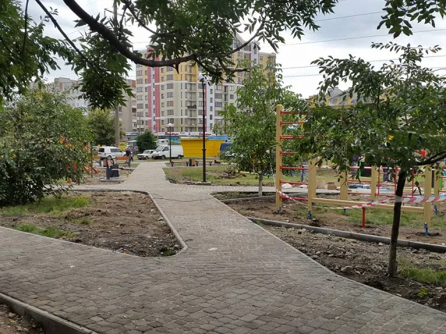 У Івано-Франківську на вулиці Довженка завершується облаштування сучасного дитячого майданчика — фото 5