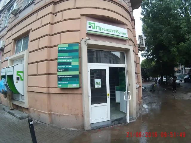 В Ивано-Франковске некоторые банки отреагировали на нарушения и сняли все рекламные вывески — фото 1