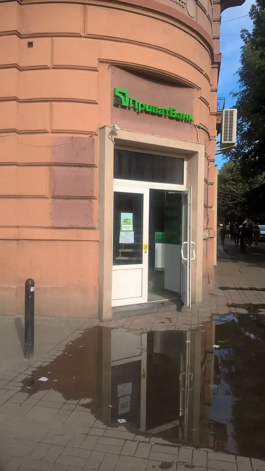 В Ивано-Франковске некоторые банки отреагировали на нарушения и сняли все рекламные вывески — фото 2