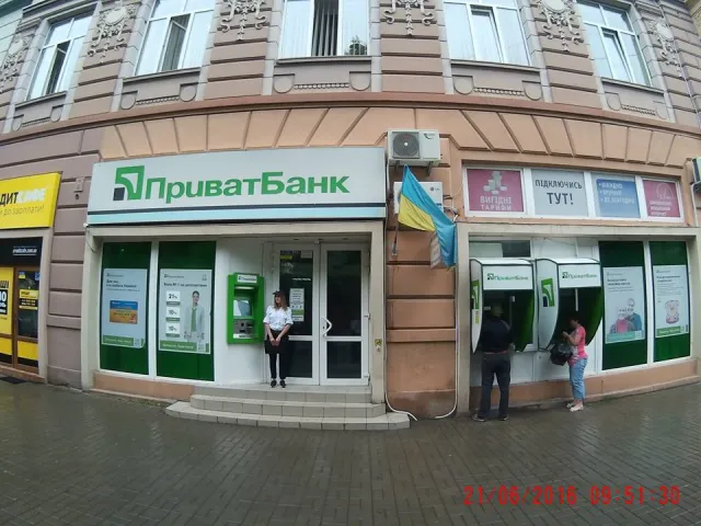 В Ивано-Франковске некоторые банки отреагировали на нарушения и сняли все рекламные вывески — фото 3
