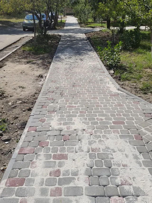 У Івано-Франківську оновили тротуари в дворах на Івана Павла ІІ та Івасюка — фото 2