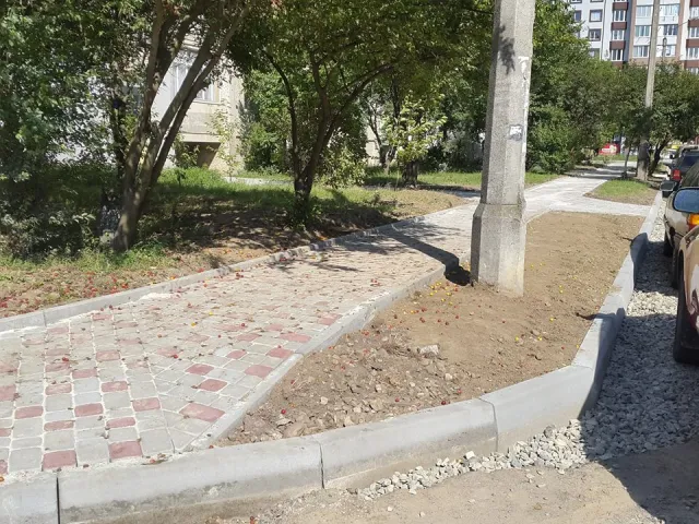 У Івано-Франківську оновили тротуари в дворах на Івана Павла ІІ та Івасюка — фото 3