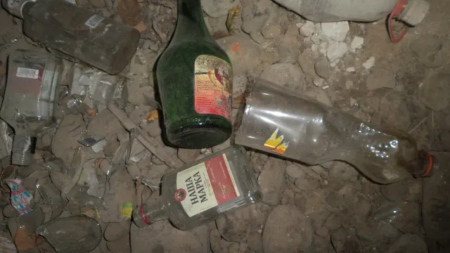 Колишня військова частина у центрі міста перетворилась на притон для наркоманів та пияків — фото 1
