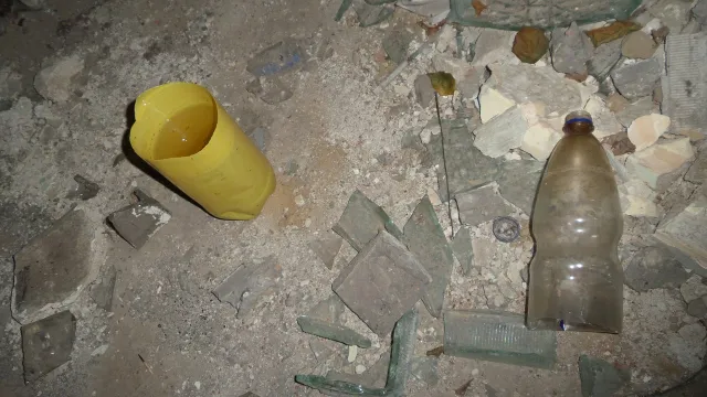 Колишня військова частина у центрі міста перетворилась на притон для наркоманів та пияків — фото 3