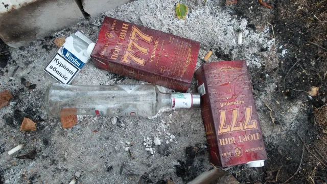 Колишня військова частина у центрі міста перетворилась на притон для наркоманів та пияків — фото 4