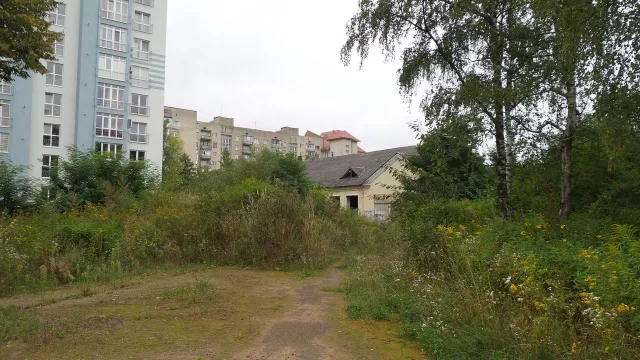 Колишня військова частина у центрі міста перетворилась на притон для наркоманів та пияків — фото 8