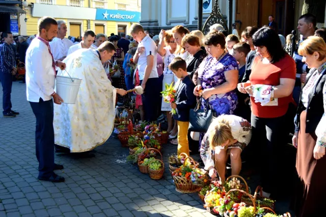 В Івано-Франківську відзначають Яблучний спас — фото 15