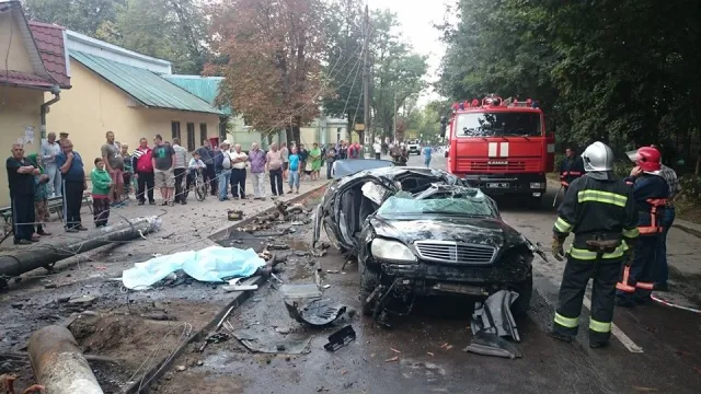 В Коломые элитный автомобиль влетел в столб — фото 1