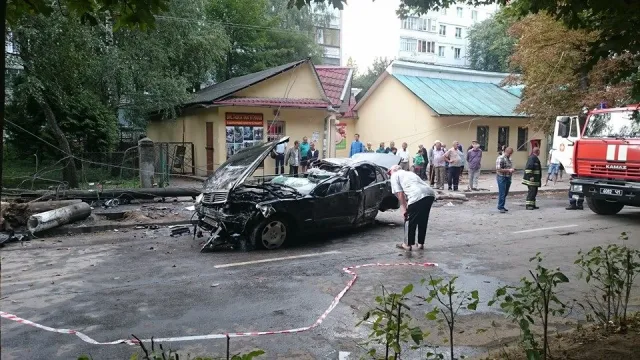 В Коломые элитный автомобиль влетел в столб — фото 2