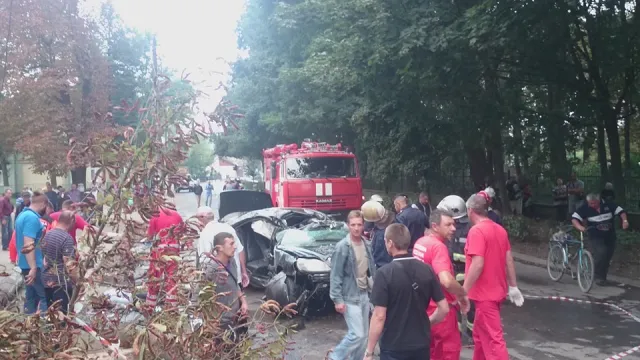 В Коломые элитный автомобиль влетел в столб — фото 3