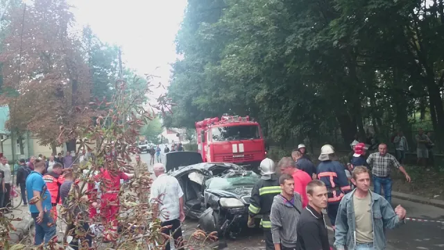 В Коломые элитный автомобиль влетел в столб — фото 4