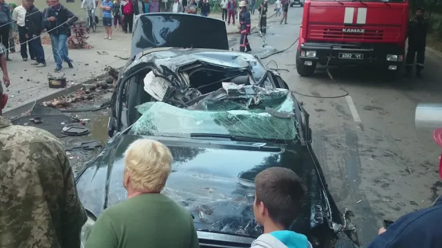 В Коломые элитный автомобиль влетел в столб — фото 5