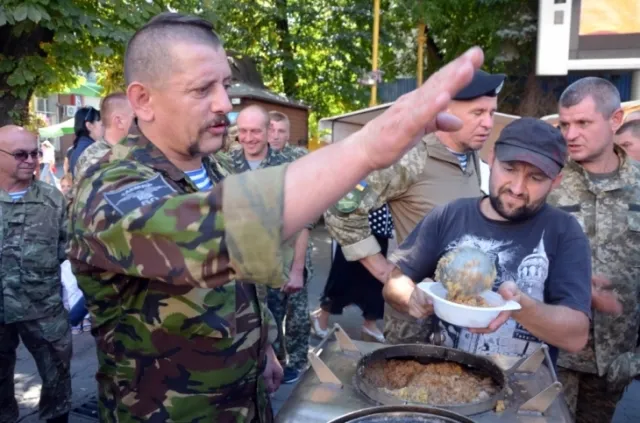 В Івано-Франківську пройшла хода вшанування пам'яті загиблих в «Іловайському котлі» — фото 3
