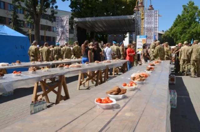 В Івано-Франківську пройшла хода вшанування пам'яті загиблих в «Іловайському котлі» — фото 4