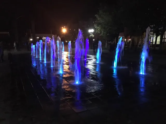 На Прикарпатье открыли пешеходный цветной фонтан — фото 2
