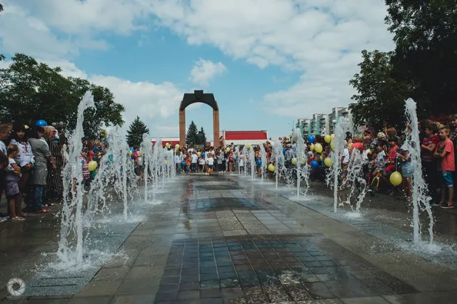 На Прикарпатье открыли пешеходный цветной фонтан — фото 4