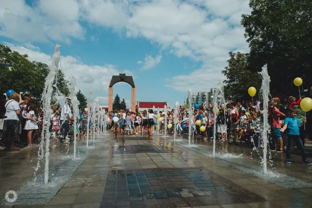 На Прикарпатье открыли пешеходный цветной фонтан — фото 5