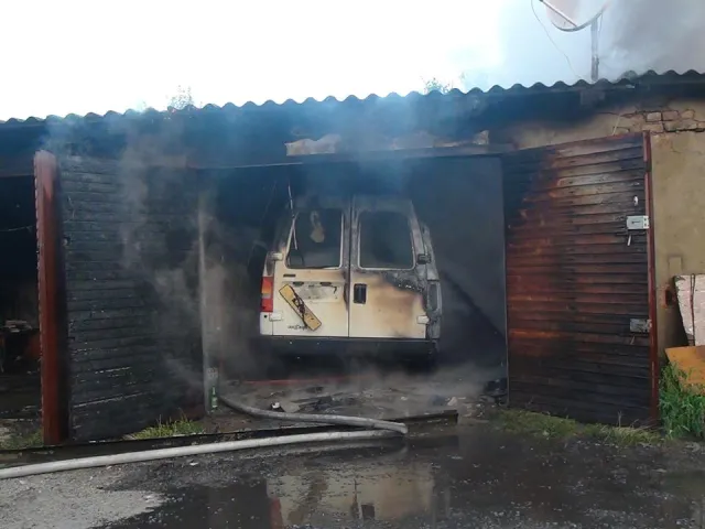В одном из гаражей кооператива «Авиатор» по улице Коновальца случился пожар — фото 3