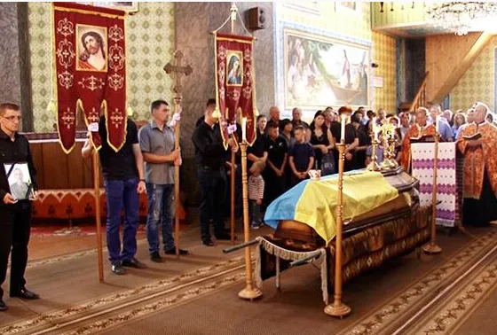 На Ивано-Франковщине трагически погиб полицейский.Сегодня друзья и родные простились с погибшим — фото 10