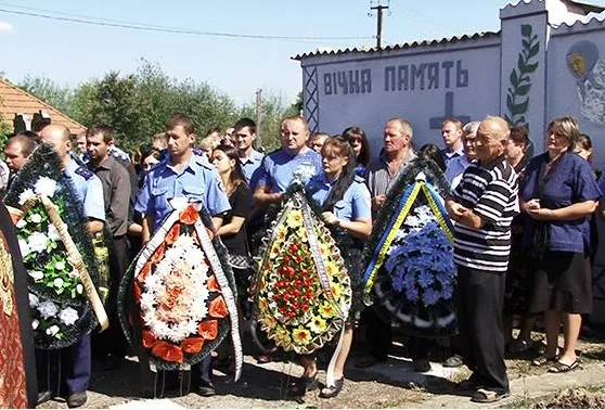 На Ивано-Франковщине трагически погиб полицейский.Сегодня друзья и родные простились с погибшим — фото 11