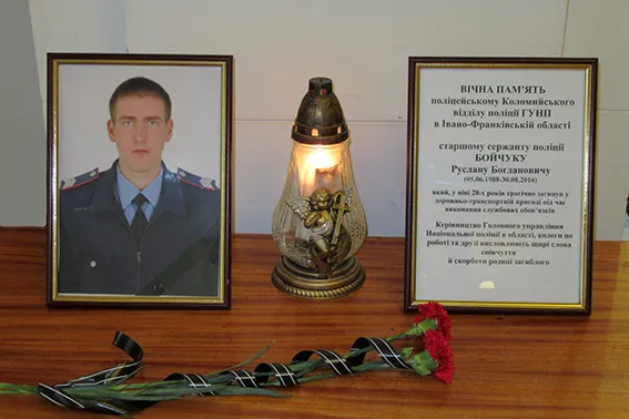 На Ивано-Франковщине трагически погиб полицейский.Сегодня друзья и родные простились с погибшим — фото 2