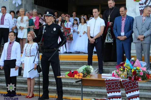 Співробітники патрульної поліції — шкільні офіцери — будуть проводити інтенсивні заняття-бесіди з учнями шкіл — фото 1