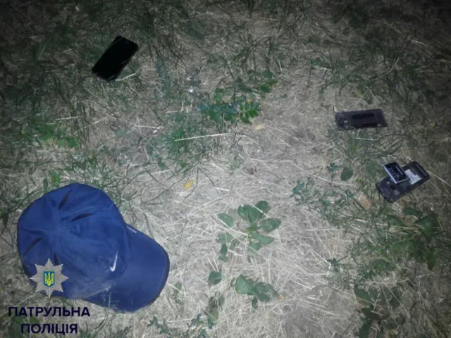 Патрульная полиция Ивано-Франковска задержала одного из гопников, которые ограбили мужчину — фото 1