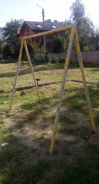 В Івано-Франківську мешканці будинку на Вовчинецькій просять мерію відновити дитячий майданчик — фото 1