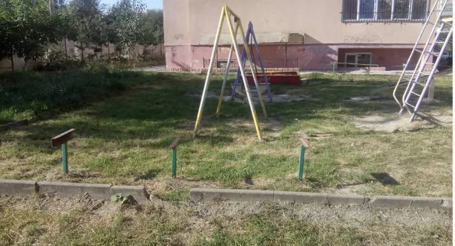 В Івано-Франківську мешканці будинку на Вовчинецькій просять мерію відновити дитячий майданчик — фото 2