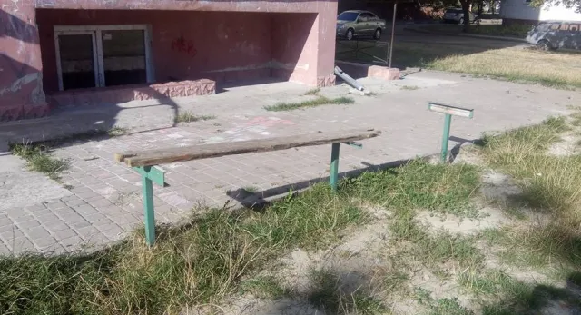 В Івано-Франківську мешканці будинку на Вовчинецькій просять мерію відновити дитячий майданчик — фото 3