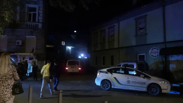В Ивано-Франковске неизвестный мужчина поджег машину миссии ОБСЕ. Полиция подтвердила поджог — фото 4