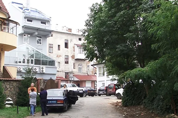 В Ивано-Франковске неизвестный мужчина поджег машину миссии ОБСЕ. Полиция подтвердила поджог — фото 8