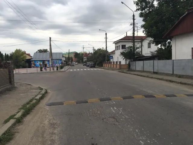 Мешканці мікрорайону "Рінь" тепер мають два "лежачих поліцейських" — фото 1