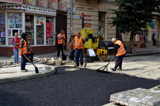В городе завершают обустройство улицы Сотника Мартынца — фото 1