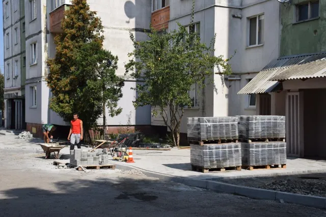 У Івано-Франківську розпочались роботи із благоустрою в одному із дворів на вулиці Хоткевича — фото 1
